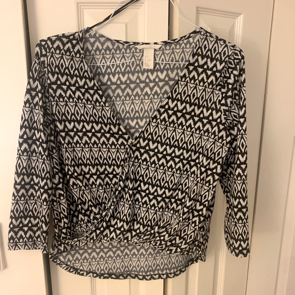Women's top quarter sleeves size S black and white high-low hem
